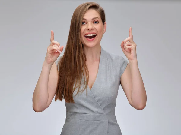 Mujer Sonriente Vestido Negocios Gris Apuntando Con Los Dedos Hacia — Foto de Stock