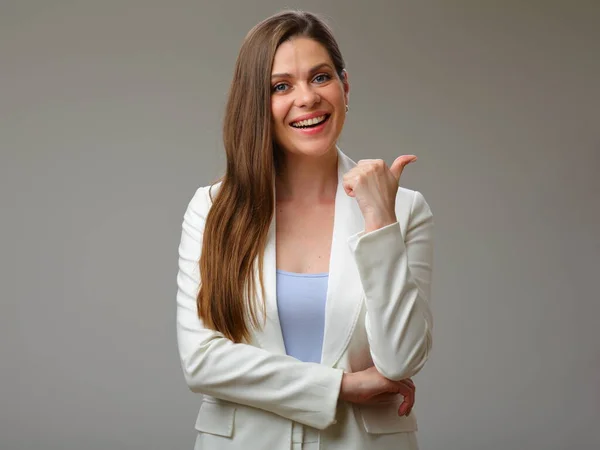 Mujer Sonriente Traje Blanco Apuntando Con Dedo Hacia Arriba Estudio —  Fotos de Stock