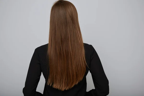 背中の長い髪の女性 女の子で黒シャツ孤立した肖像画 — ストック写真