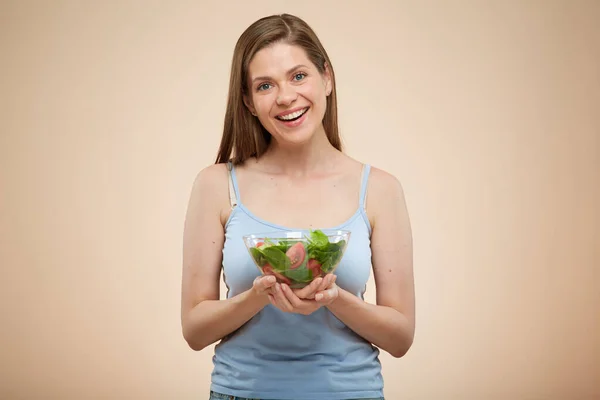 Glimlachende Vrouw Met Groene Salade Schaal Geïsoleerd Portret Beige Rug — Stockfoto