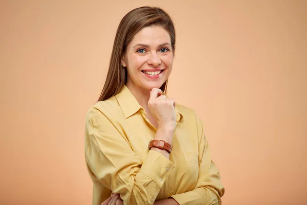 Mulher Sorridente Camisa Amarela Isolada Retratar Fundo Amarelo — Fotografia de Stock