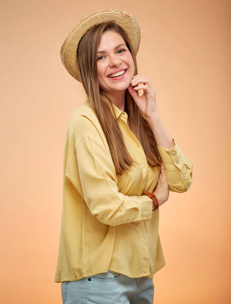 幸せな若い女性で黄色のシャツを着て夏の帽子 隔離された肖像画 — ストック写真