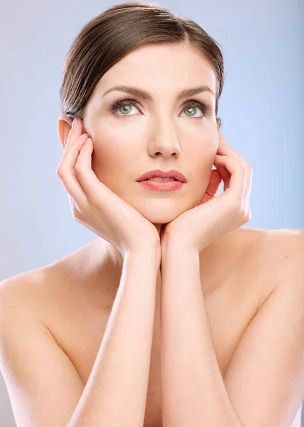 Primer Retrato Belleza Facial Mujer Con Piel Natural Tocándose Cara — Foto de Stock