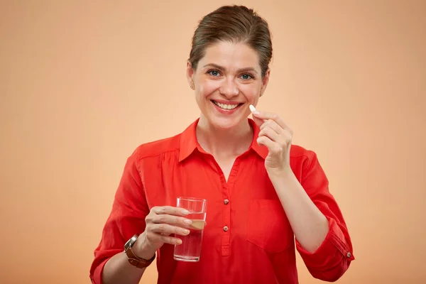 Retrato Isolado Mulher Sorridente Segurando Água Pílula — Fotografia de Stock