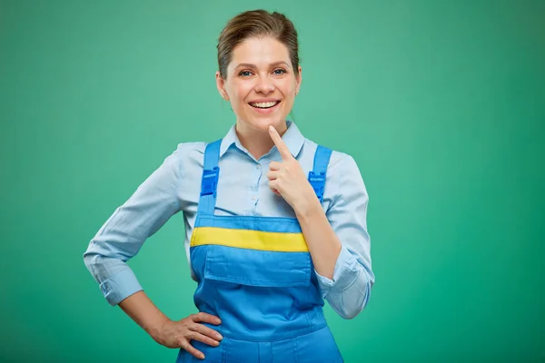 Lachende Denkende Vrouwelijke Werkster Overalls Geïsoleerd Groene Achtergrond — Stockfoto