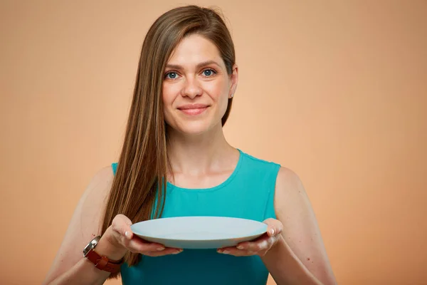Smiling Woman Holding Empty Plate Isolated Portrait Yellow Brown Background — Stock Photo, Image