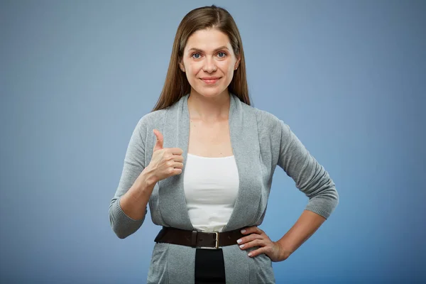 Mujer Feliz Con Pulgar Hacia Arriba Retrato Casual Aislado Azul —  Fotos de Stock