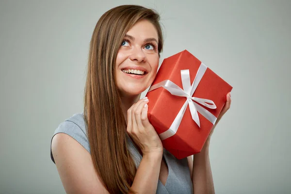 Jonge Gelukkige Vrouw Met Een Rood Cadeau Buurt Van Gezicht — Stockfoto