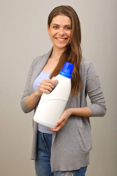 Glimlachende Vrouw Met Lang Haar Dragen Casual Kleding Met Witte — Stockfoto