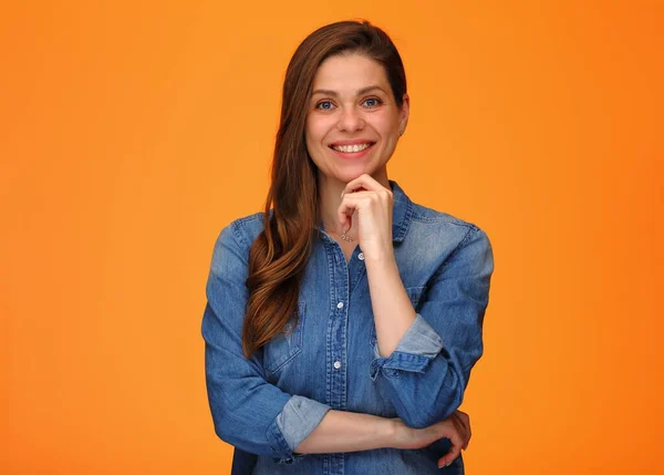 Mulher Sorridente Camisa Jeans Azul Sobre Fundo Laranja — Fotografia de Stock