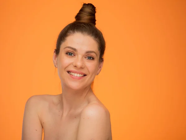 Boldog Csupasz Vállak Zsemle Frizura Elszigetelt Portré Szépség Stílus Narancssárga — Stock Fotó