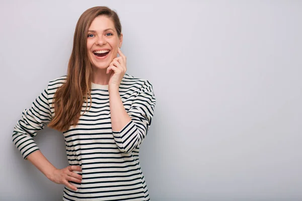 Çizgili Tişörtlü Çenesine Dokunan Mutlu Duygusal Kadın Portresi — Stok fotoğraf