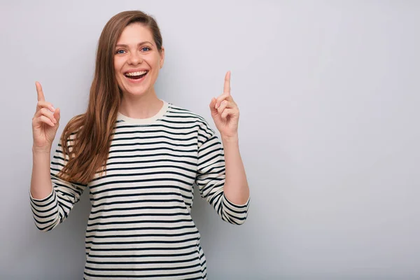 Feliz Sorrindo Mulher Camisa Listrada Apontando Dedo Para Cima Retrato — Fotografia de Stock