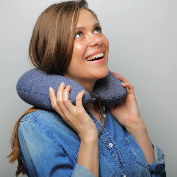 Mujer Sonriente Con Almohada Cuello Viaje Mirando Hacia Arriba Cara —  Fotos de Stock