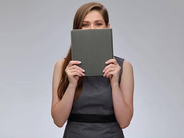 Professora Aluna Cobre Rosto Com Livro Menina Cinza Vestido Negócios — Fotografia de Stock