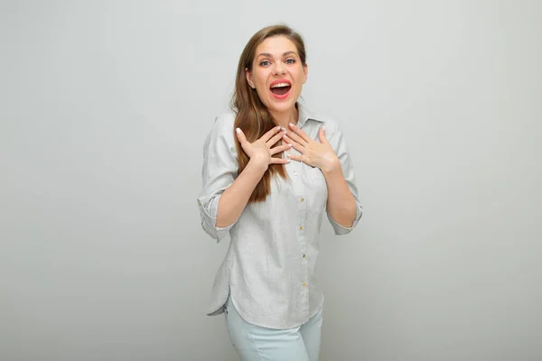 Amazed Vrouw Staat Met Handen Borst Geïsoleerd Vrouwelijk Portret Jonge — Stockfoto