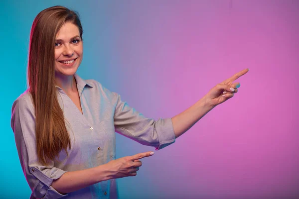 Mujer Sonriente Apuntando Con Dos Dedos Distancia Retrato Con Luces — Foto de Stock