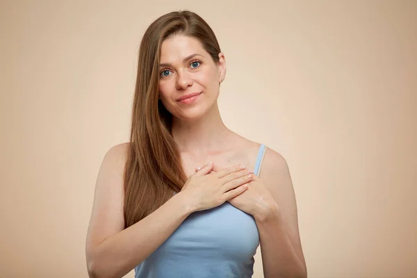 Feliz Mulher Sorridente Roupas Azuis Mantém Mãos Peito Isolado Retrato — Fotografia de Stock