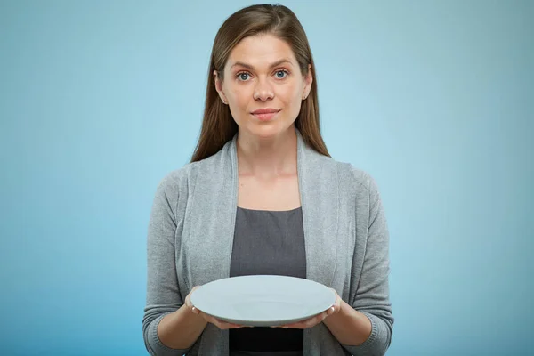 Mujer Sonriente Con Plato Vacío Retrato Aislado —  Fotos de Stock