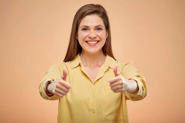 Усміхнена Жінка Великими Пальцями Вгору Ізольований Портрет Жовтому Тлі Молода — стокове фото
