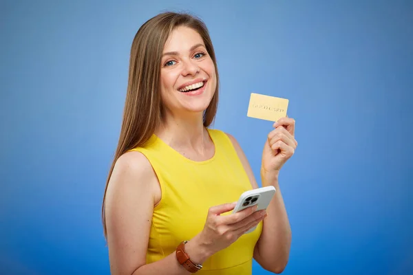 Gülümseyen Online Ödemeler Için Kredi Kartıyla Akıllı Telefon Kullanan Bir — Stok fotoğraf