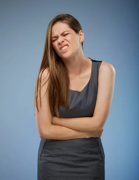 Kobieta Bólem Brzucha Trzymająca Się Rękę Brzuchu Odosobniony Portret — Zdjęcie stockowe