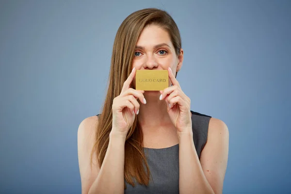 Lächelnde Frau Mit Goldener Kreditkarte Vor Dem Mund Einzelporträt — Stockfoto
