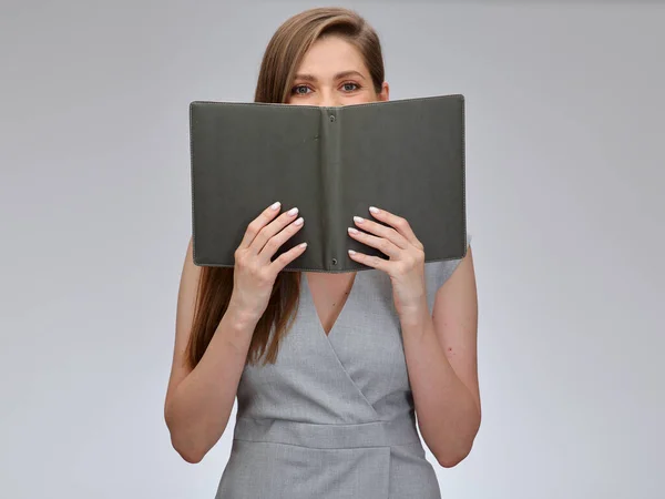 Lehrerin Oder Geschäftsfrau Studentin Bedeckte Ihr Gesicht Mit Offenem Buch lizenzfreie Stockbilder