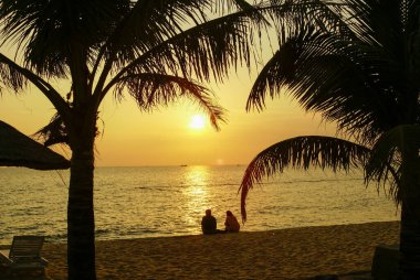 Gün batımı Phu Quoc Adası, Vietnam 'da bir tatil köyünde.