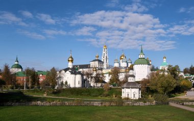 Trinity-Sergius Lavra, Rus Ortodoks Kilisesi 'nin en büyük erkek manastırıdır. Moskova bölgesinin Sergiev Posad şehrinin merkezinde yer almaktadır..