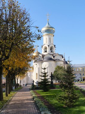 Trinity-Sergius Lavra, Rus Ortodoks Kilisesi 'nin en büyük erkek manastırıdır. Moskova bölgesinin Sergiev Posad şehrinin merkezinde yer almaktadır..