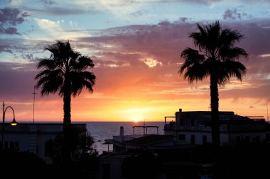 Anzio 'da günbatımı. İtalya
