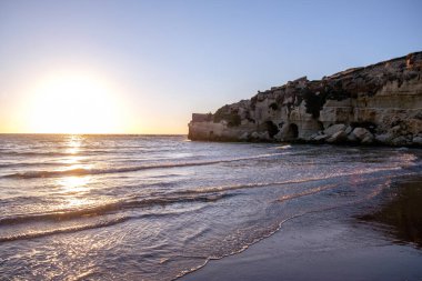 Deniz ve kıyı manzarası, İtalya 'nın Roman ili Anzio kentindeki kıyı uçurumu