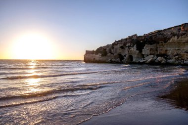Deniz ve kıyı manzarası, İtalya 'nın Roman ili Anzio kentindeki kıyı uçurumu