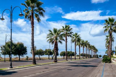 Anzio 'daki sahil yolu. İtalya
