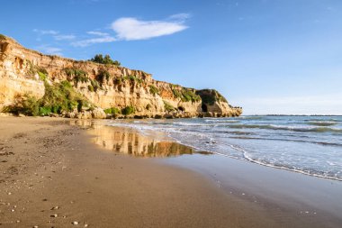 Deniz ve kıyı manzarası, İtalya 'nın Roman ili Anzio kentindeki kıyı uçurumu