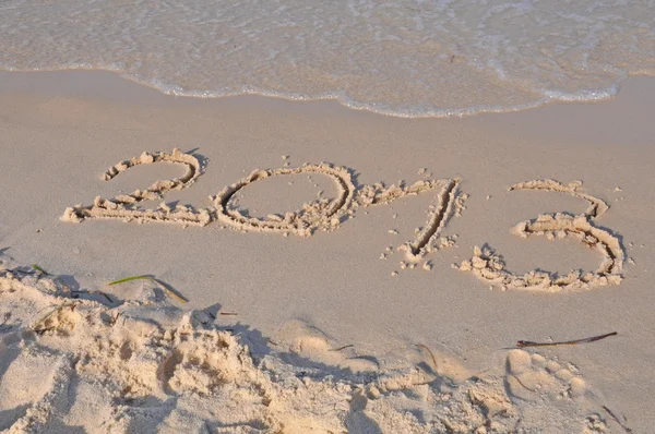 2013 escribir en la arena en la playa — Foto de Stock