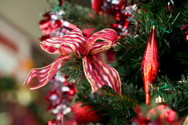 Fita e decorações na árvore de Natal — Fotografia de Stock