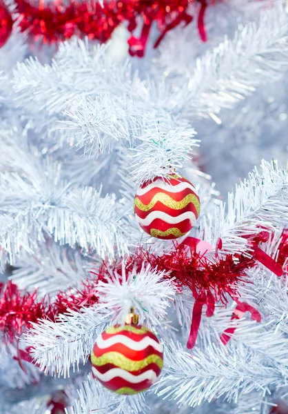 Bolas vermelhas de Natal e decorações na árvore de Natal branca — Fotografia de Stock