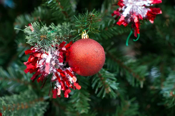 Röda julgranskulor och dekorationer på julgran — Stockfoto