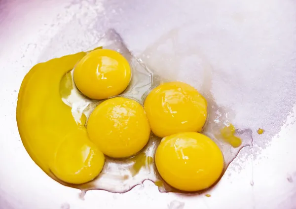 Eier und Zucker in Eisenschale — Stockfoto