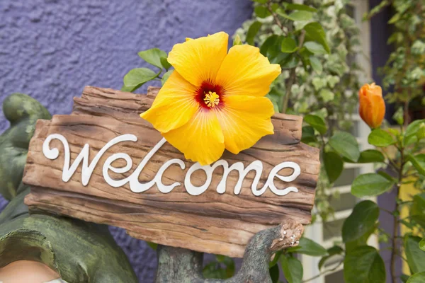 Welcome sign with real fresh flower — Stock Photo, Image