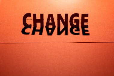 Kelimeyi değiştir ve kağıttan dur, arkadan yak ve gölge düşür..