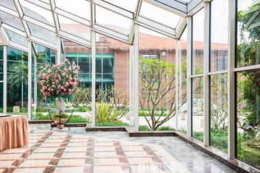 İçi boş. İçi cam ve çiçeklerle dolu.