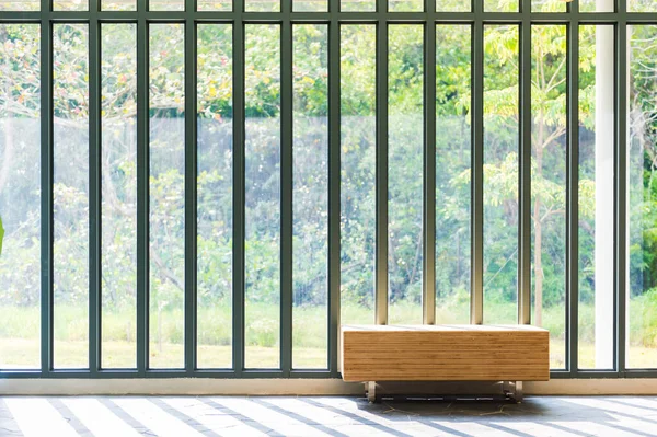 Banco Madera Frente Ventana Francesa Con Vista Sol Campo —  Fotos de Stock