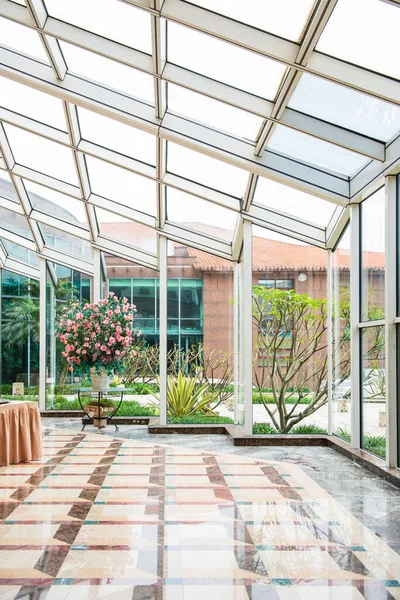 Intérieur Hall Vide Avec Portes Fenêtres Fleurs Image En Vente