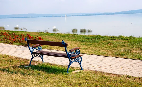 Bänk vid sjön balaton, Ungern — Stockfoto