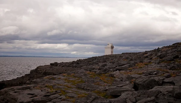 Vuurtoren in Ierland aan de Atlantische Oceaan — Stockfoto