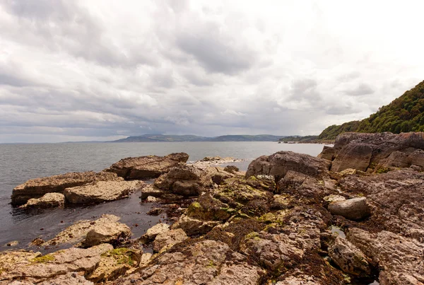 İrlanda Atlas Okyanusu'nda taşlara