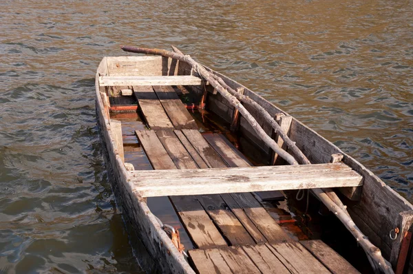 Barco plano en el río, Hungría — Foto de Stock